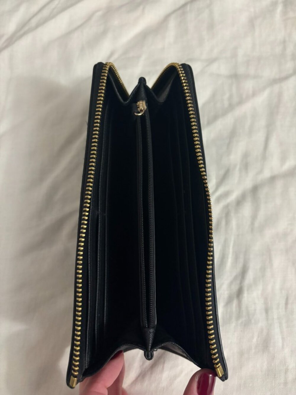 Michael Kors 3/4 zip leather wallet. Excellent used condition - Picture 2 of 4